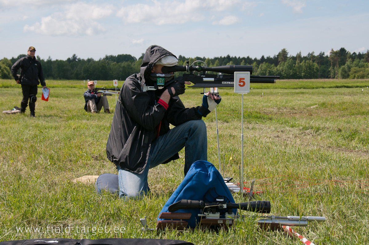 Aron Jalakas in kneeling position on Line 5
